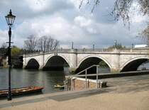 Richmond - nur zwanzig Kilometer von London entfernt - vermittelt mit seinen Br�cken und der Uferpromenade an der Themse ein kleinst�dtisches Flair. 
(April 2008)