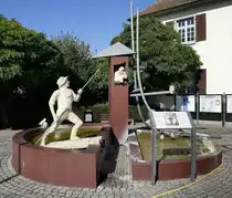 Neum�hl, Brunnen neben dem Rathaus, erinnert an die Fl��erei auf der Kinzig, Aug.2020