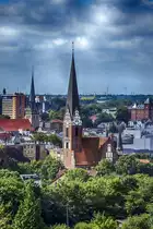 Flensburg - Blick vom Wasserturm M�rwik in s�dlicher Richtung. Im Vordergrund ist die St.-J�rgen-Kirche zu sehen, im Hintergrund die St.-Nikolai-Kirche. Aufnahme: 31. Juli 2020.