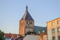 Koszalin (K�slin) - Der Turm von der Marienkirche vom Markplatz aus gesehen. Die katholische Kathedrale St. Marien war von 1534 bis 1945 evangelische Stadtpfarrkirche. Aufnahmme: 16. August 2020.