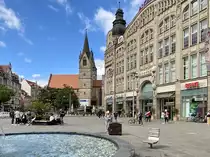 Der Anger ist der zentrale Platz der th�ringischen Landeshauptstadt Erfurt. Er befindet sich im S�dosten der Altstadt, zwischen Dom und Hauptbahnhof, gesehen am 26. August 2020