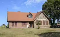 Die alte deutsche Schule im Dorf Klucken (polisch: Kluki) in Hinterpommern. Bis zum Ende des zweiten Weltkriegs lebten hier noch Slowinzen. Im ehemaligen Schulgeb�ude gibt es heute eine Kunstgalerie. Aufnahme: 18. August 2020.