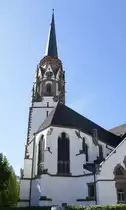 Sch�nau i.W., die katholische Pfarrkirche Mari� Himmelfahrt, im neugotischen Stil erbaut 1902-08, mit 90m hohem Turm, Juli 2020