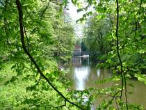Anfang Mai 2008 wurde dieses Motiv mit der alten Schlossm�hle am Wasserschloss Rheda aufgenommen. In der Mitte des Bildes ist die neue Emsbr�cke zu erkennen, welche eine neue Verbindung zum Schlosspark Rheda er�ffnet.