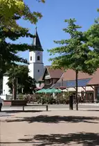 Umkirch, Blick �ber den Gutshofplatz zur katholischen Kirche, Juli 2020