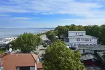 Blick vom Leuchttum in Ustka (Stolpm�nde) auf den Oststrand und die Promenade. Aufnahme: 21. August 2020.