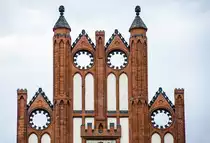 Ein Ausschnitt der Fassade vom neugotischen Rathauses in Słupsk (Stolp) in Hinterpommern. Aufnahem: 22. August 2020.