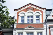 Ausschnitt eines Geb�udes an der Aleja Wojska Polskiego (fr�her Bahnhofstra�e) in Słupsk (Stolp), Hinterpommern. Aufnahme: 20. August 2020.