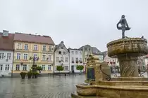 H�user am Rathausplatz in Darłowo (R�genwalde) in Hinterpommern. Rechts im Bild ist der Hansabrunnen zu sehen. Aufnahme: 22. August 2020.
