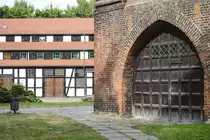 Fachwerkspeicher am Muzeum Pomorza Środkowego und der Tor des Brama Młyńska (M�hlentor) in Słupsk (Stolp). Aufnahme: 20. August 2020.