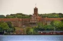 Marineschule M�rwik vom Ostseebad in Flensburg aus gesehen. Die Marineschul ist die Offizierschule der Deutschen Marine. An ihr werden seit 1910 deutsche Marineoffiziere ausgebildet. Aufnahme: 18. Juli 2020.