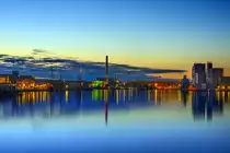 Die Flensburger Stadtwerke (mit dem hohen Schornstein) und rechts im Hintergrund Die Schiffbauhalle der  Flensburger Schiffbau-Gesellschaft. Aufnahme: 17. Juli 2020.