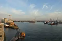Hamburg am 15.9.2020: Blick von der Plaza der Elbphilharmonie die Norderelbe aufw�rts, auf den Kleinen Grasbrook mit Segelschiffhafen, Hansahafen und Afrikah�ft und –kai /