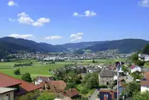 Fischerbach, Blick ins Kinzigtal und auf das gegen�ber liegende Haslach, Juni 2020
