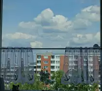 Hamburg am 18.7.2020: Blick aus meinem K�chenfenster auf den gegen�berliegenden Teil eines Wohnquartieres im Osten Hamburgs /