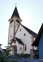 D�rlinbach, Nord-West-Giebel und Haupteingang zur Kirche St.Johannes, der Glockenturm wurde erst 1957-59 errichtet, Juli 2020