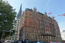 Hamburg, Trostbr�cke 2, am 1.10.2020: Der Globushof am Nikolaifleet wurde 1907/08 nach Pl�nen des Architektenb�ros von Lundt & Kallmorgen f�r die Globusversicherung erbaut. Diese ging sp�ter in der Allianzversicherung auf. Dies ist am Haus auf einer gro�en Steintafel zu lesen. Z.Zt. wird das Geb�ude saniert.