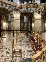 Stuhlanordnung im Dom von Aachen zur Corona Zeit am 09. Oktober 2020.