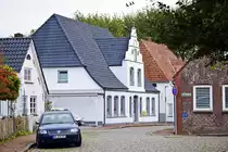 H�user an D�rpstraat im Dorf tetenb�ll auf der Halbinsel Eiderstedt. Aufnahme: 20. Oktober 2020.
