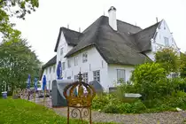 Der Rote Haubarg ist ein denkmalgesch�tztes Haus in der Gemeinde Witzwort im Kreis Nordfriesland. Er gilt als der bekannteste Haubarg. Er war der �berlieferung nach nicht wie andere H�user dieser Art mit Reet gedeckt, sondern mit roten Ziegeln, und wurde daher �Roter Haubarg� genannt. Aufnahme: 20. Oktober 2020.