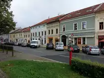 Spisska Nova Ves / Zipser Neudorf, Geb�ude in der Zimna Stra�e entlang des Hauptplatzes (01.09.2020)