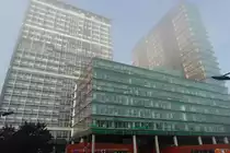 Hamburg am 13.10.2020: Hochhausensemble Berliner Tor im sich durch die Sonne aufl�senden Nebel /