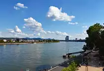 Bonn Brassertufer, gegen�ber (links auf Bild) Bonn-Beuel, rechts am Rheinbogen die Hochh�user POSTTOWER und das UNITED NATIONS CAMPUS BONN, im Hintergrund das Siebengebirge - 02.09.2020