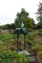 Hamburg am 11.10.2020: Skulptur „Flamingogruppe“ im Park von Planten un Blomen, erschaffen von Hans Martin Ruwoldt, aufgestellt anl��lich der IGA  /1953 