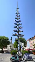 Blick vom Maibaum �ber den Stadtplatz auf die Pfarrkirche St. Oswald in Traunstein. (August 2020)