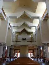 Wadowice / Frauenstadt, moderner Innenraum in der Pfarrkirche St. Peter (05.09.2020)