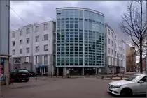 Moderne Architektur in Basel -

1981 entstand die Wohnanlage Hammerstra�e auf dem Gel�nde einer ehemaligen M�lleimer-Fabrik. An der Ecke Hammerstra�e/Bl�siring markiert ein abgerundeter markanter Bauteil die Eckesituation. Die Farben verweisen auf die Entstehungszeit. Architekten waren Diener & Diener aus Basel.

07.03.2019 (M)
