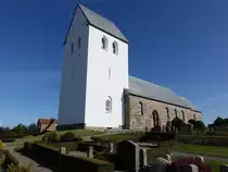 Sjorring, evangelische Kirche, erbaut um 1150 aus Granitquadern, Waffenhaus von 1500, Westturm erbaut 1929 durch Hother Paludan (19.09.2020)