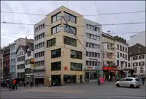 Moderne Architektur in Basel -

Das B�ro- und Gesch�ftshaus mit sechs Geschossen an einem kleinen Eckgrundst�ck am Barf�sserplatz wurde 1995 fertiggestellt nach Pl�nen von Diener & Diener. 

09.03.2019 (M)