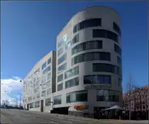 Moderne Architektur in Basel -

Zum Lothringerplatz hin hat das Wohn- und Gesch�ftshaus Voltacenter einen runden Abschluss. Links am Geb�ude vorbei f�r der zur Bahn�berf�hrung ansteigende Luzernerring. Buchner Br�ndler Architekten, 2010.

08.02.2019 (M)