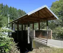 Kandern, gedeckte Holzbr�cke �ber die Kander am Ortsausgang, Sept.2020