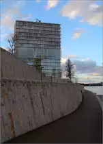 Moderne Architektur in Basel -

Asklepios 8 von Herzog & de Meuron im Novartis Campus. Im Zusammenhang mit der Bebauung des Novartis Campus am Rheinufer entstand ein neue �ffentlicher Weg entlang des Rheines. Vorher war hier der Rhein nicht zug�nglich.

07.03.2019 (M)