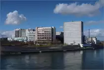 Moderne Architektur in Basel -

Blick von der Dreirosenbr�cke auf den Novartis Campus. Links das unauff�llige Glasgeb�ude der Architekten SANAA aus Japan. Dahinter �ltere h�here Geb�ude und rechts am Rheinufer das Hochhaus von Herzog de Meuron.

08.03.2019 (M)