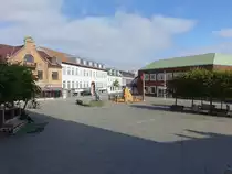 Nykobing Mors, H�user und Skulpturen am Kirketorvet (20.09.2020)