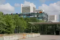 Moderne Architektur in Basel -

Das Forum 3 im Novartis Campus von Diener & Diener (mit dem K�nstler Helmut Federle und dem Architekten Gerold Wiederlein) wurde 2005 fertiggestellt und war durch die mehrschichtige farbige Glasfassade gepr�gt. Wohl gibt es diese Fassade leider heute nicht mehr.

22.06.2013 (M)