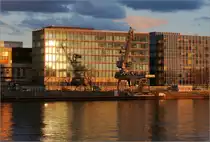 Basel im Abendlicht -

Seit 2017 steht der alte Hafenkran im Klybeck. Fr�her hatte er seinen Platz auf der gegen�berliegenden Rheinseite, wo er bis 2009 in Betrieb war.

07.09.2019 (M) 