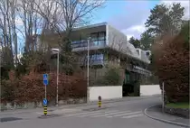 Moderne Architektur in der Umgebung von Basel -

Das Ameropa-Geb�ude in Binningen der Architekten Herzog & de Meuron wurde 2003 fertiggestellt. Unter dem Haus befindet sich eine ringsum offene Tiefgarage, dar�ber zwei B�rogeschosse und oben die auff�llig gestaltete Wohnung.

08.03.2019 (M)