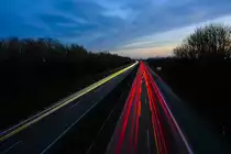 Lichtstreifen auf der Autobahn bei Ellund an der deutsch-d�nischen Grenze. Aufnahme: 4. Dezember 2020.
