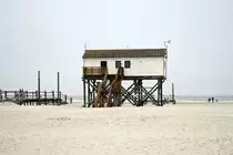 Pfahlbau am Hitzsand vor Sankt Peter-Ording auf der Halbinsel Eiderstedt. Aufnahme: 20. Oktober 2020.