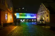 Dank der neuen LED-Technik kann nun die komplette Fassade der Flensburger Ph�nomenta zum Leuchten gebracht werden – und zwar mit frei w�hlbaren Motiven. Aufnahme 1. Dezember 2020.