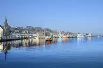 Die Schiffbr�cke in Flensburg von der Hafenspitze aus gesehen. Links im Bild: Der Turm der St. Marienkirche. Aufnahme: 8. November 2020.