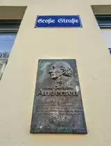 Gedenktafel am Haus Gro�e Stra�e 56 zu Hans Christian Andersen (in Flensburg) - Mit den deutschen Gedenkworten: �Hans Christian Andersen 1805-1873 Auf seinen Reisen 1651-1663 logierte der Dichter mehrfach hier im Hotel Rasch�. Das selbige ist zus�tzlich auch auf D�nisch geschrieben. Aufnahme: 8. November 2020.