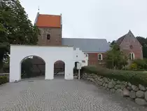 Ryomg�rd, Ev. Maria Magdalena Kirche, Chor und Apsis erbaut von 1225 bis 1250 aus Backstein,  Langschiff erbaut 1450 durch Otto Nielsen Rosenkrantz, Kirchturm von 1593, Grabkapelle erbaut 1693 (21.09.2020)