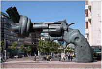 Die Skulptur  Non Violence  von Carl Fredrik Reutersw�rd steht in G�teborgs Kungsportsavenyen. 09.05.2008
