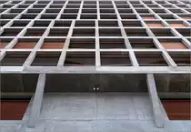 Moderne Architektur bei Basel -

Ein Blick von unten auf die Westfassade des 'Helsinki Dreispitz' mit 'gest�rtem Raster'. Architekten: Herzog & de Meuron. 

08.03.2020 (M)