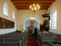 H�rup, Innenraum der evangelischen St. Marien Kirche, Relief von 1265 an der Nordwand, kleiner Schnitzaltar aus dem 15. Jahrhundert, barocke Kanzel von 1698 (25.09.2020)